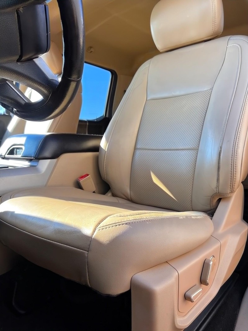 Ford Super Duty F-350 DRW Vehicle Full-screen Gallery Image 14