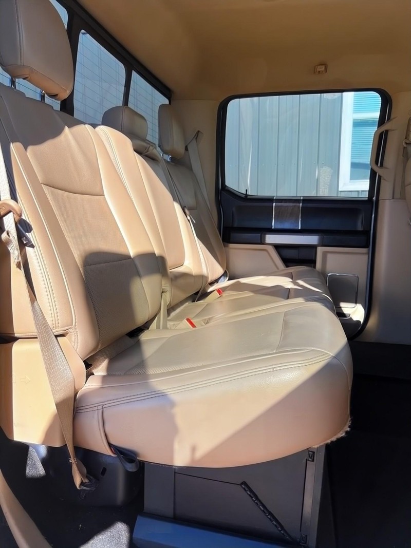 Ford Super Duty F-350 DRW Vehicle Full-screen Gallery Image 16