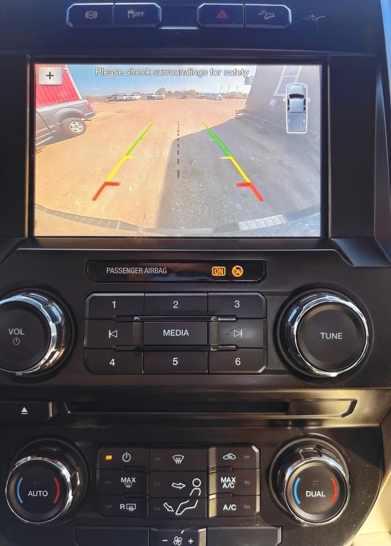 Ford Super Duty F-250 SRW Vehicle Full-screen Gallery Image 11