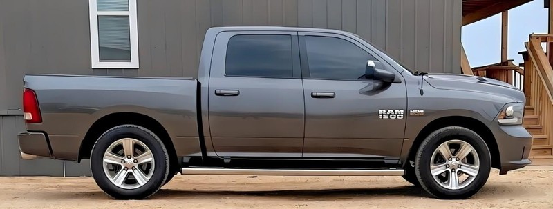 Ram 1500 Vehicle Full-screen Gallery Image 03