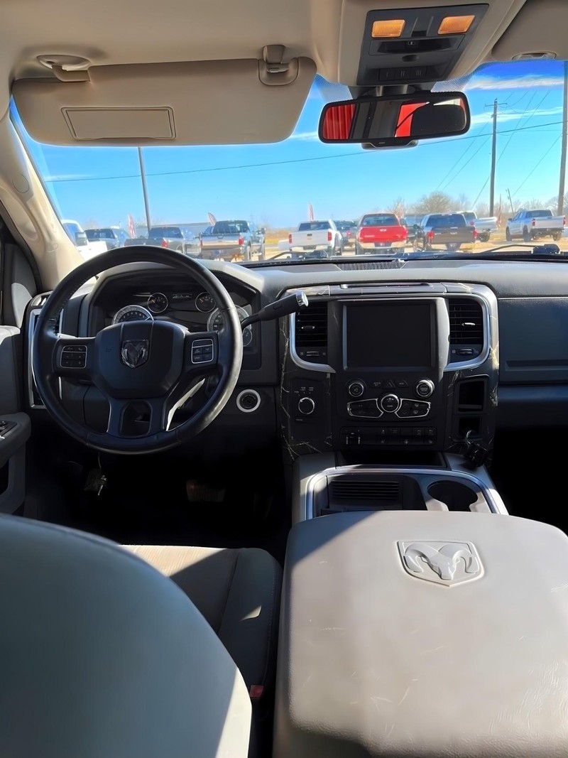 Ram 2500 Vehicle Full-screen Gallery Image 13