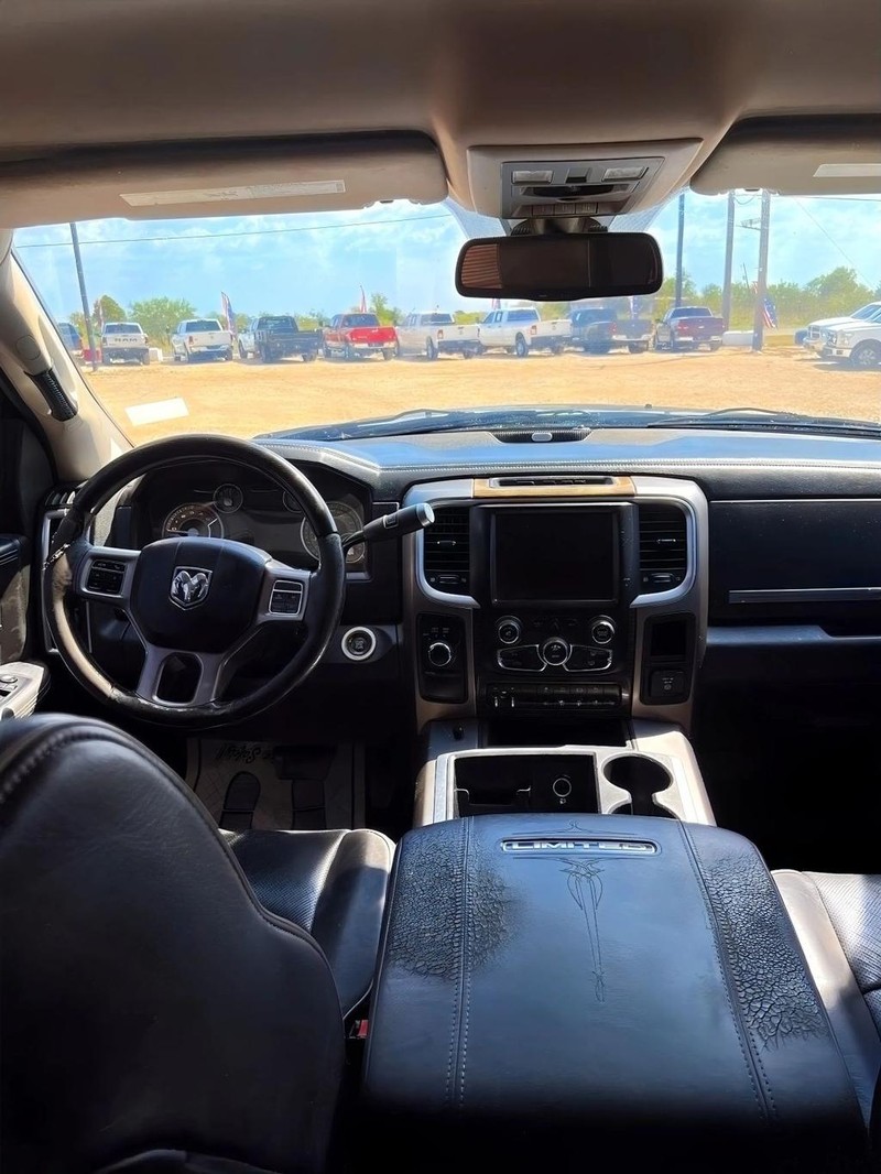 Ram 2500 Vehicle Full-screen Gallery Image 13