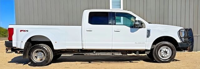 Ford Super Duty F-350 DRW Vehicle Full-screen Gallery Image 03