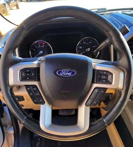 Ford Super Duty F-350 DRW Vehicle Full-screen Gallery Image 08