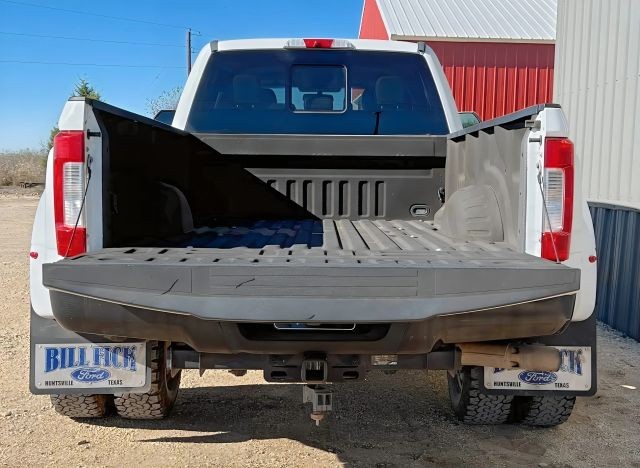 Ford Super Duty F-350 DRW Vehicle Full-screen Gallery Image 09