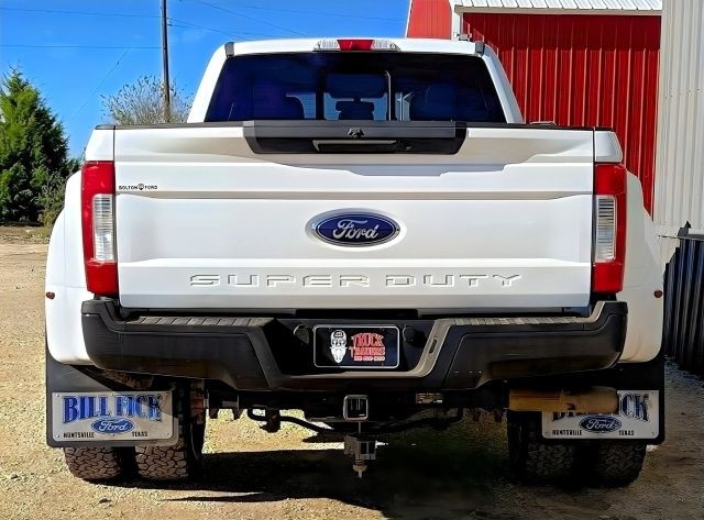 Ford Super Duty F-350 DRW Vehicle Full-screen Gallery Image 11