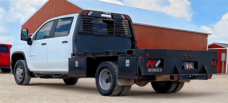 Chevrolet Silverado 3500HD CC Vehicle Full-screen Gallery Image 06