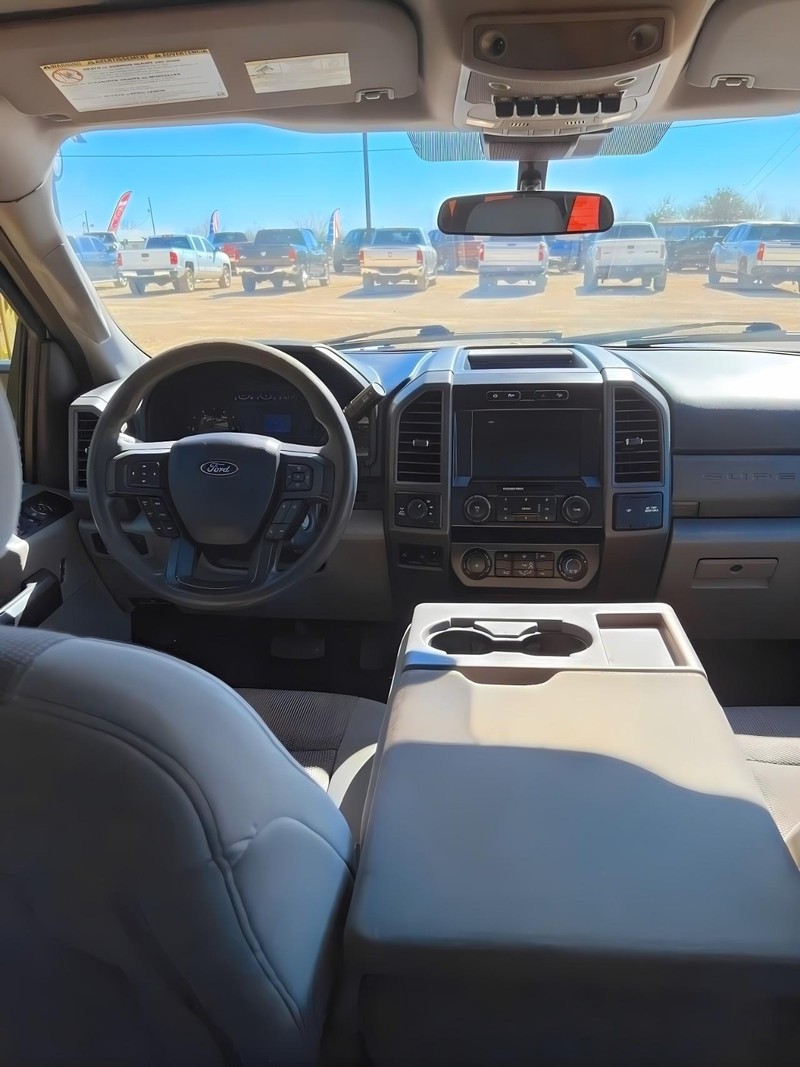 Ford Super Duty F-250 SRW Vehicle Full-screen Gallery Image 13