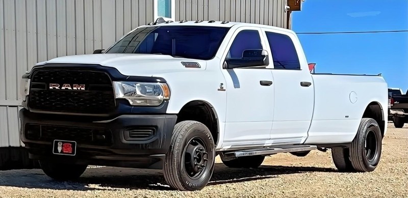 Ram 3500 Vehicle Full-screen Gallery Image 02