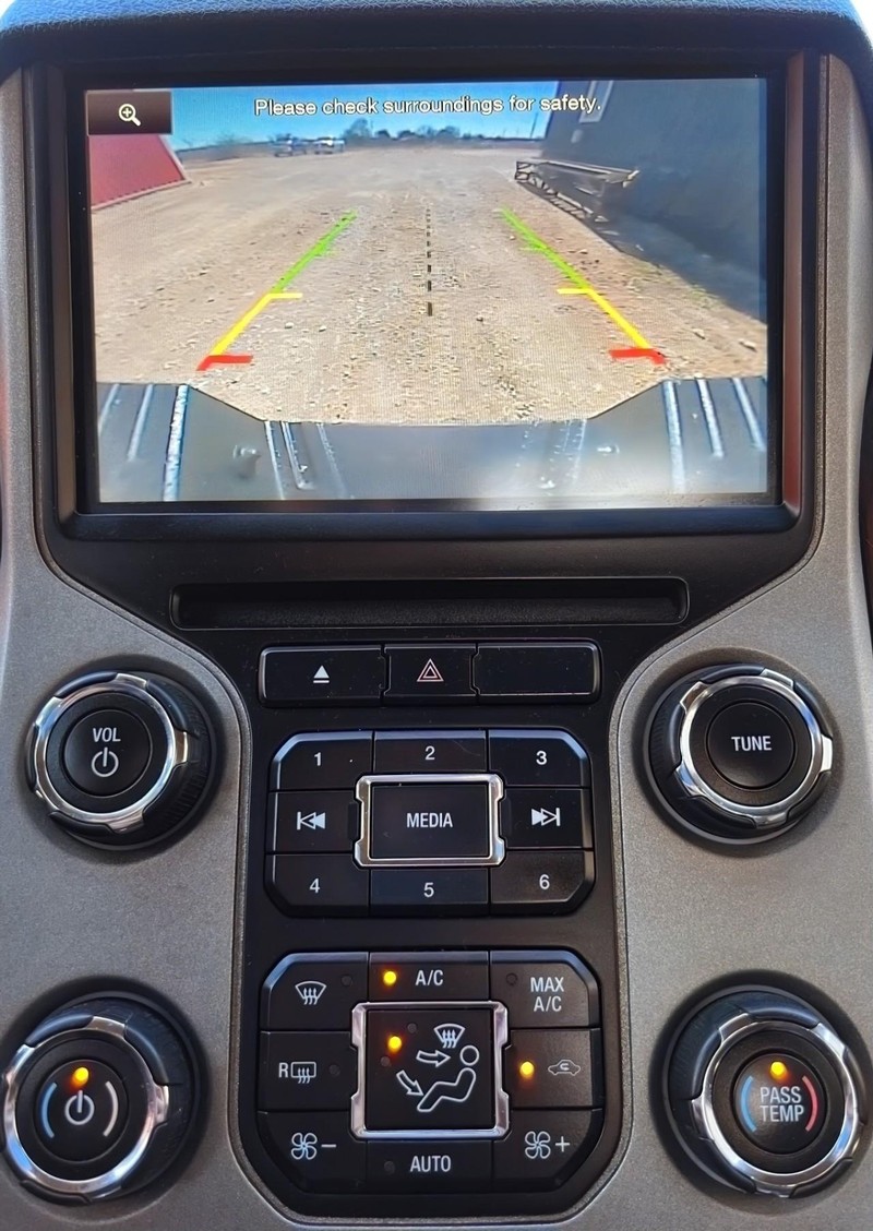 Ford Super Duty F-350 SRW Vehicle Full-screen Gallery Image 11