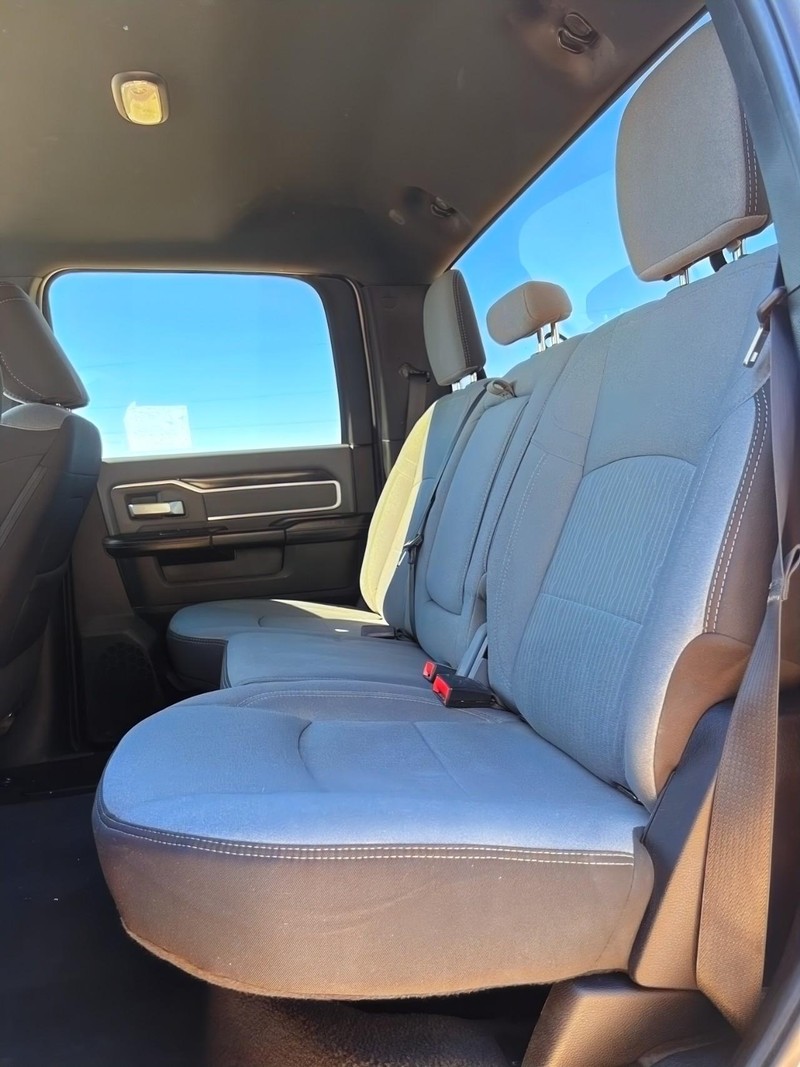 Ram 2500 Crew Vehicle Full-screen Gallery Image 18