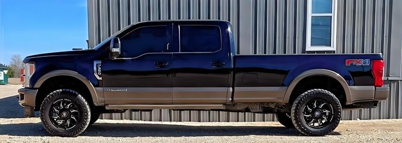 Ford Super Duty F-350 SRW Vehicle Full-screen Gallery Image 04