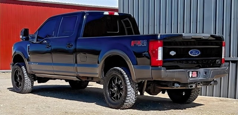 Ford Super Duty F-350 SRW Vehicle Full-screen Gallery Image 06