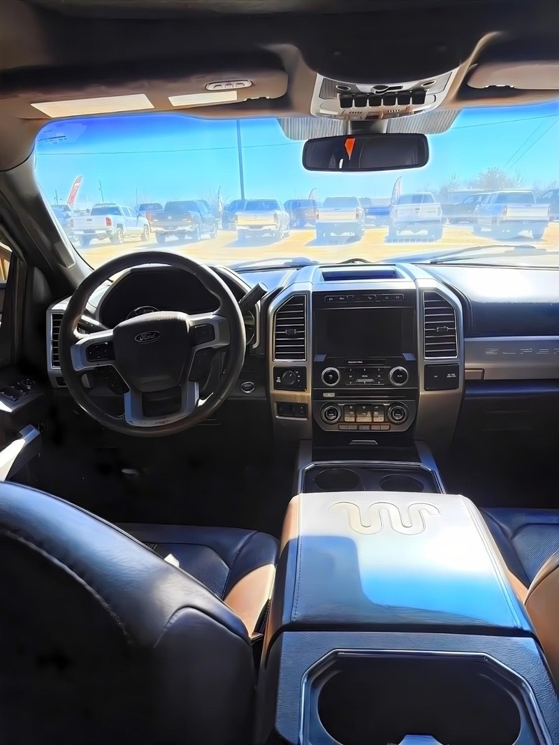 Ford Super Duty F-350 SRW Vehicle Full-screen Gallery Image 14