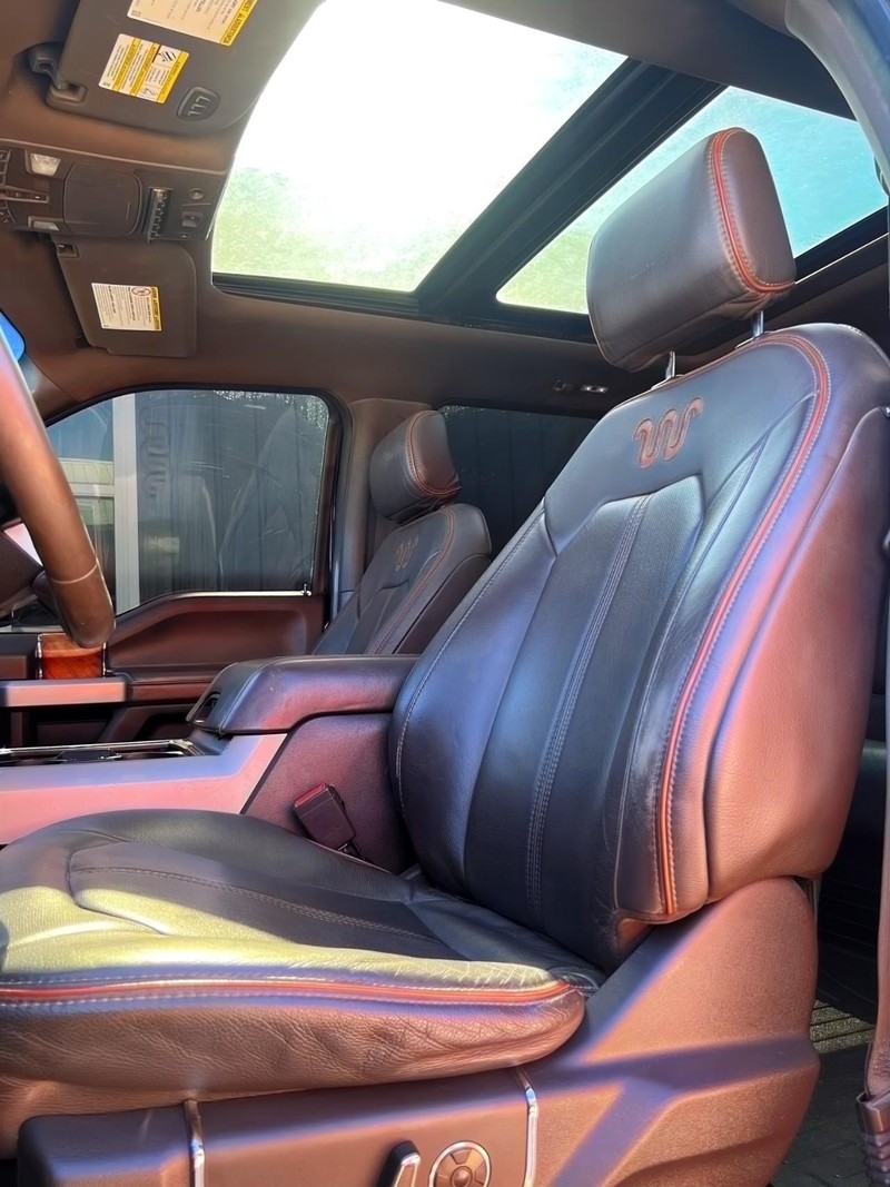 Ford Super Duty F-350 SRW Vehicle Full-screen Gallery Image 15