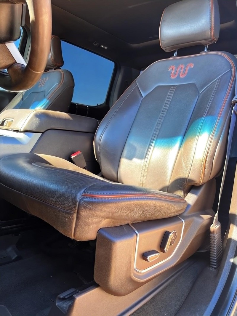 Ford Super Duty F-350 SRW Vehicle Full-screen Gallery Image 16