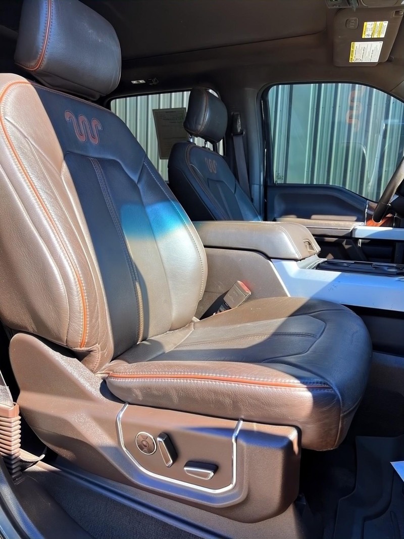 Ford Super Duty F-350 SRW Vehicle Full-screen Gallery Image 17