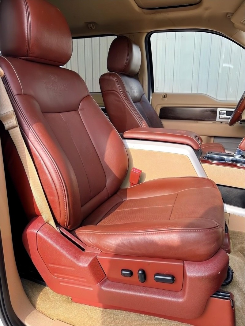 Ford F-150 Vehicle Full-screen Gallery Image 16