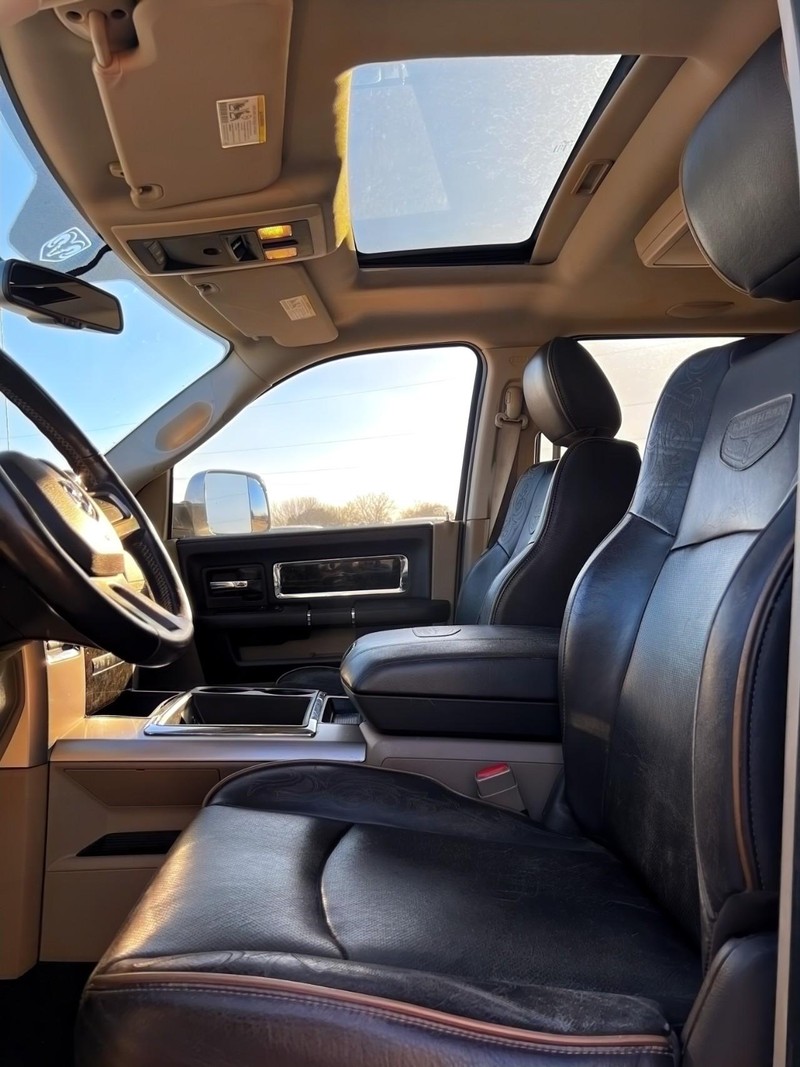 Ram 3500 Vehicle Full-screen Gallery Image 12