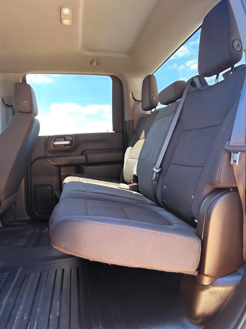 Chevrolet Silverado Vehicle Full-screen Gallery Image 17