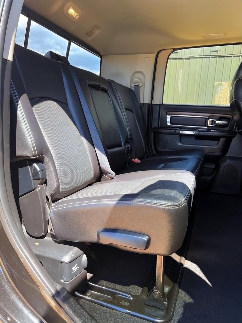 Ram 3500 Vehicle Full-screen Gallery Image 18