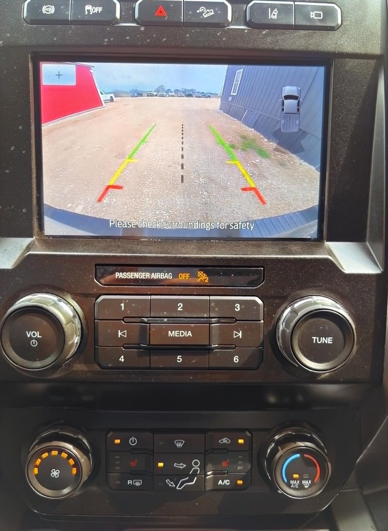 Ford Super Duty F-250 SRW Vehicle Full-screen Gallery Image 11