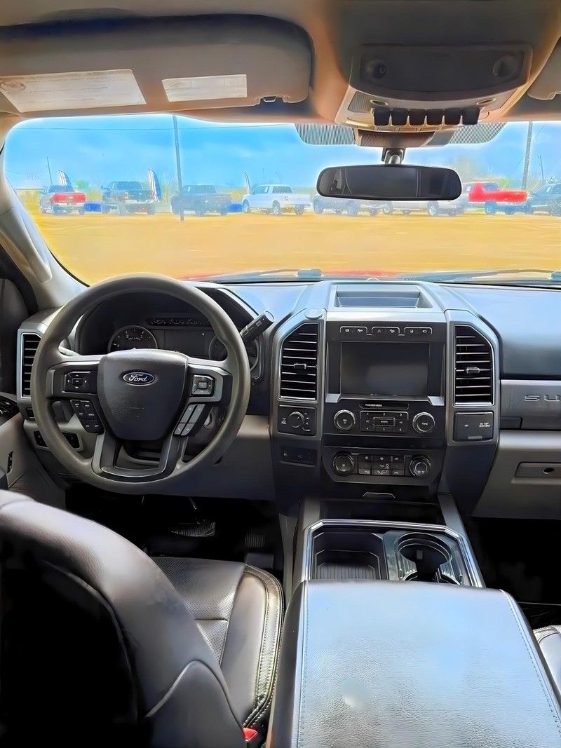 Ford Super Duty F-250 SRW Vehicle Full-screen Gallery Image 13