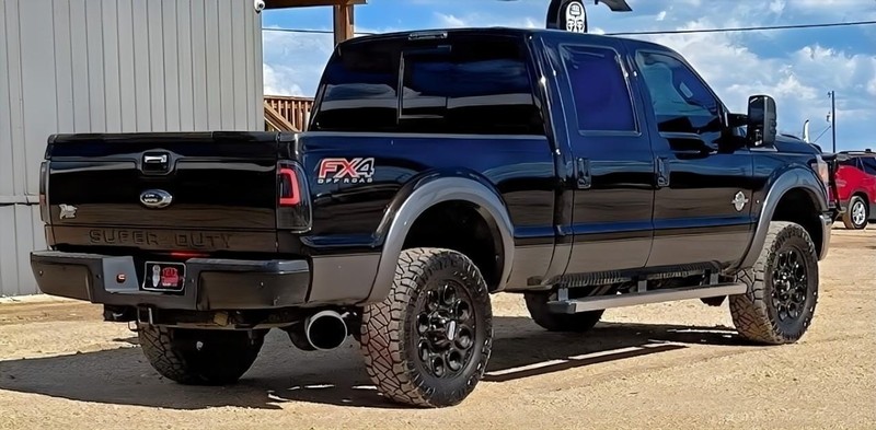 Ford Super Duty F-250 SRW Vehicle Full-screen Gallery Image 05