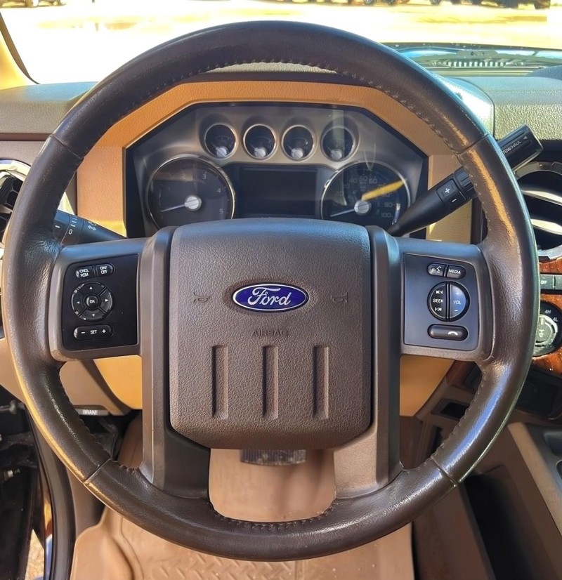 Ford Super Duty F-250 SRW Vehicle Full-screen Gallery Image 10
