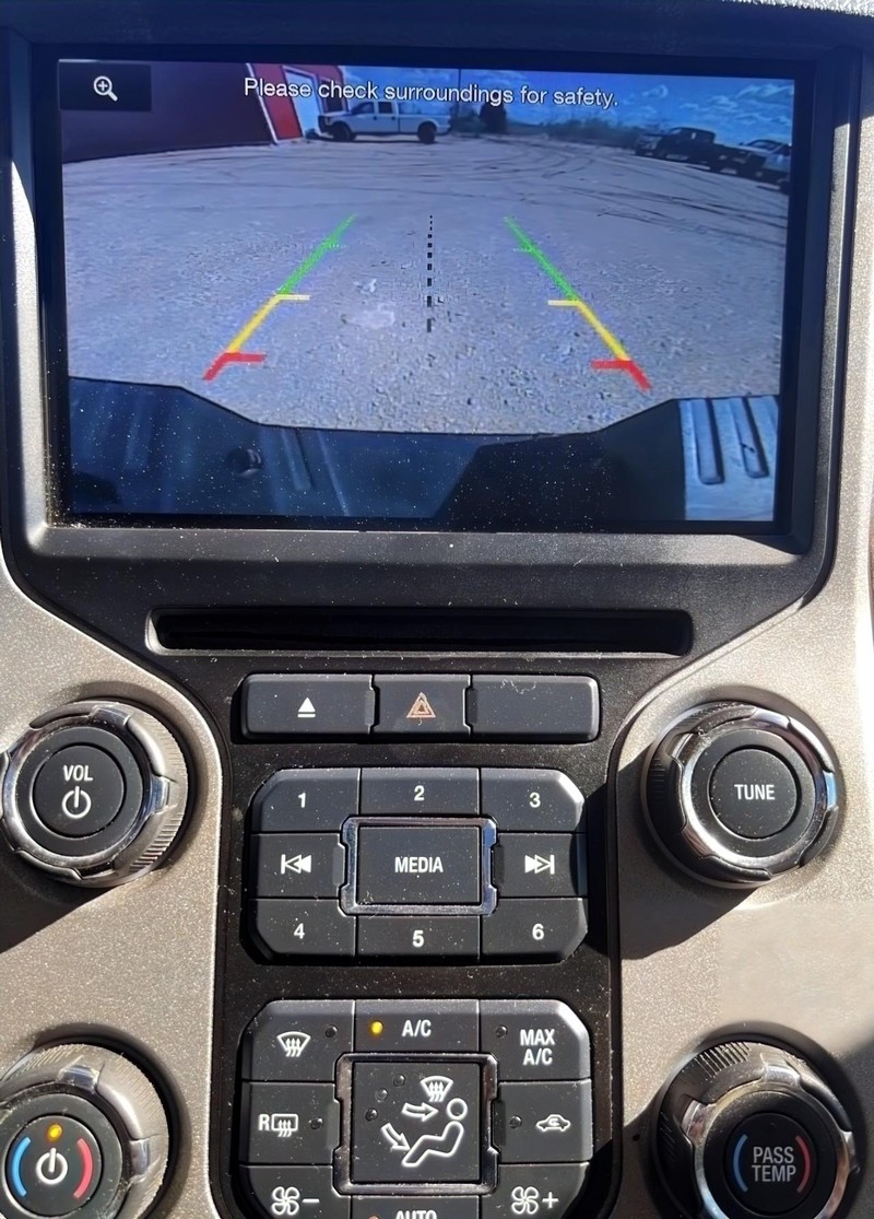 Ford Super Duty F-250 SRW Vehicle Full-screen Gallery Image 11