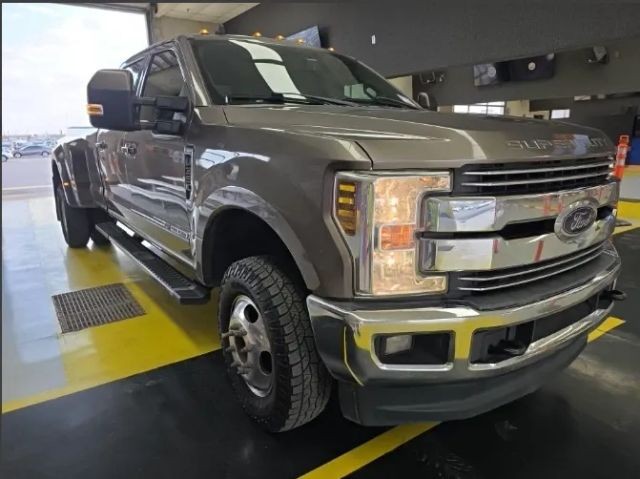 Ford Super Duty F-350 DRW Vehicle Full-screen Gallery Image 02