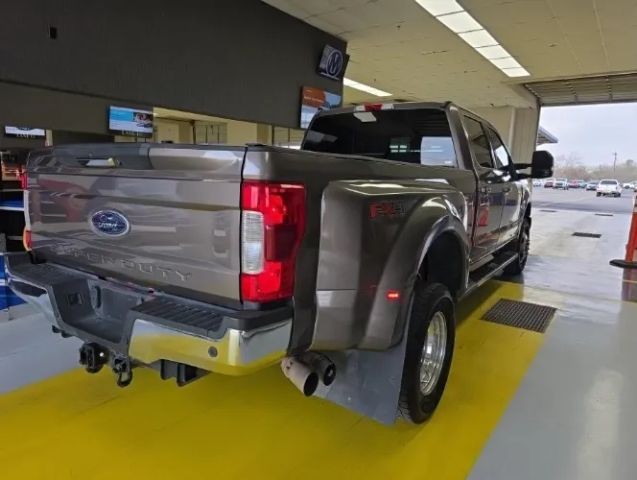 Ford Super Duty F-350 DRW Vehicle Full-screen Gallery Image 03