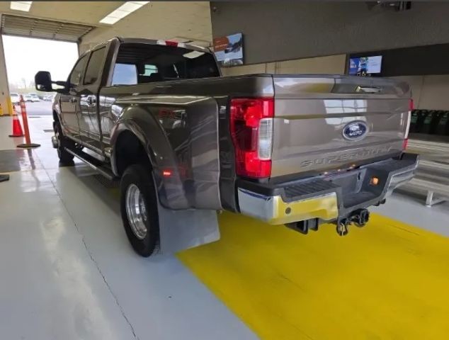 Ford Super Duty F-350 DRW Vehicle Full-screen Gallery Image 04