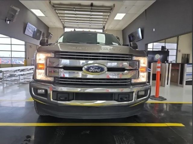 Ford Super Duty F-350 DRW Vehicle Full-screen Gallery Image 05