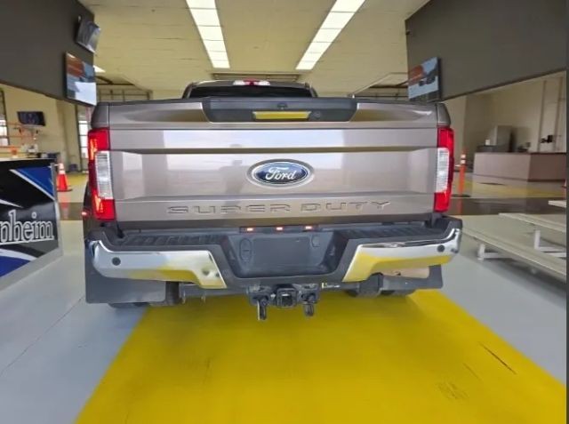 Ford Super Duty F-350 DRW Vehicle Full-screen Gallery Image 06