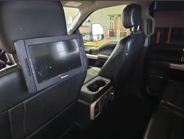 Ford Super Duty F-350 DRW Vehicle Full-screen Gallery Image 08