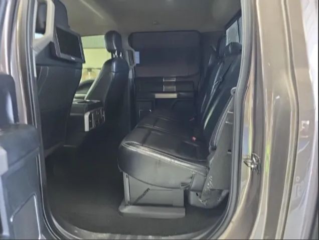 Ford Super Duty F-350 DRW Vehicle Full-screen Gallery Image 10