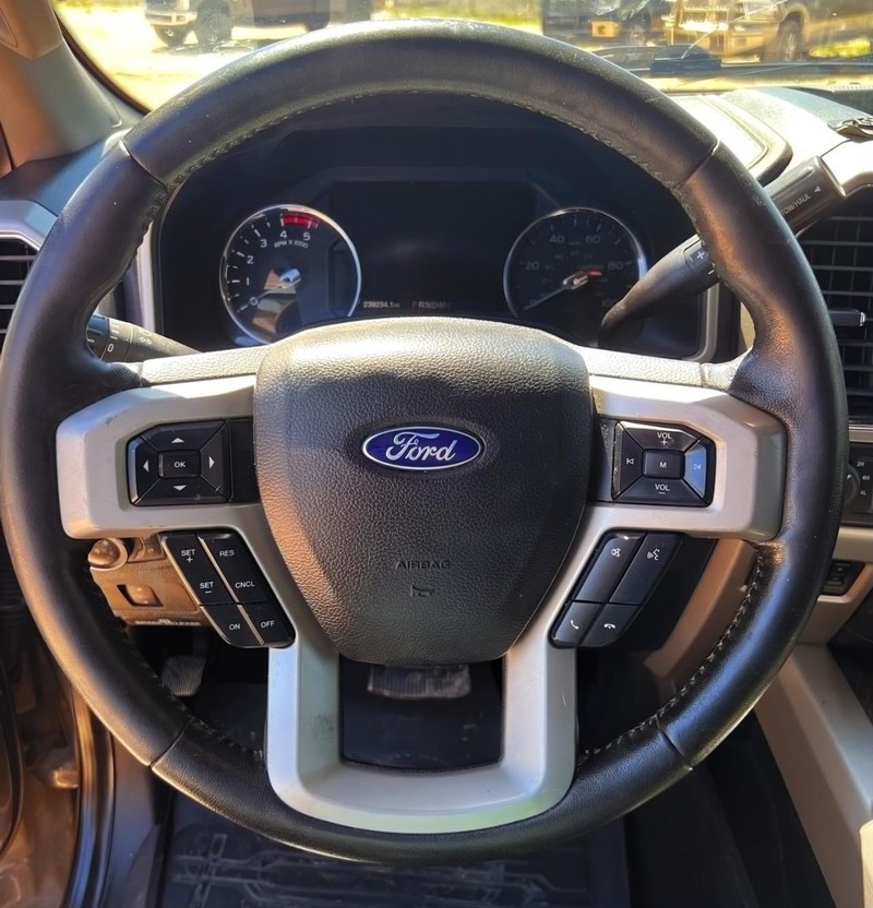 Ford Super Duty F-350 DRW Vehicle Full-screen Gallery Image 10