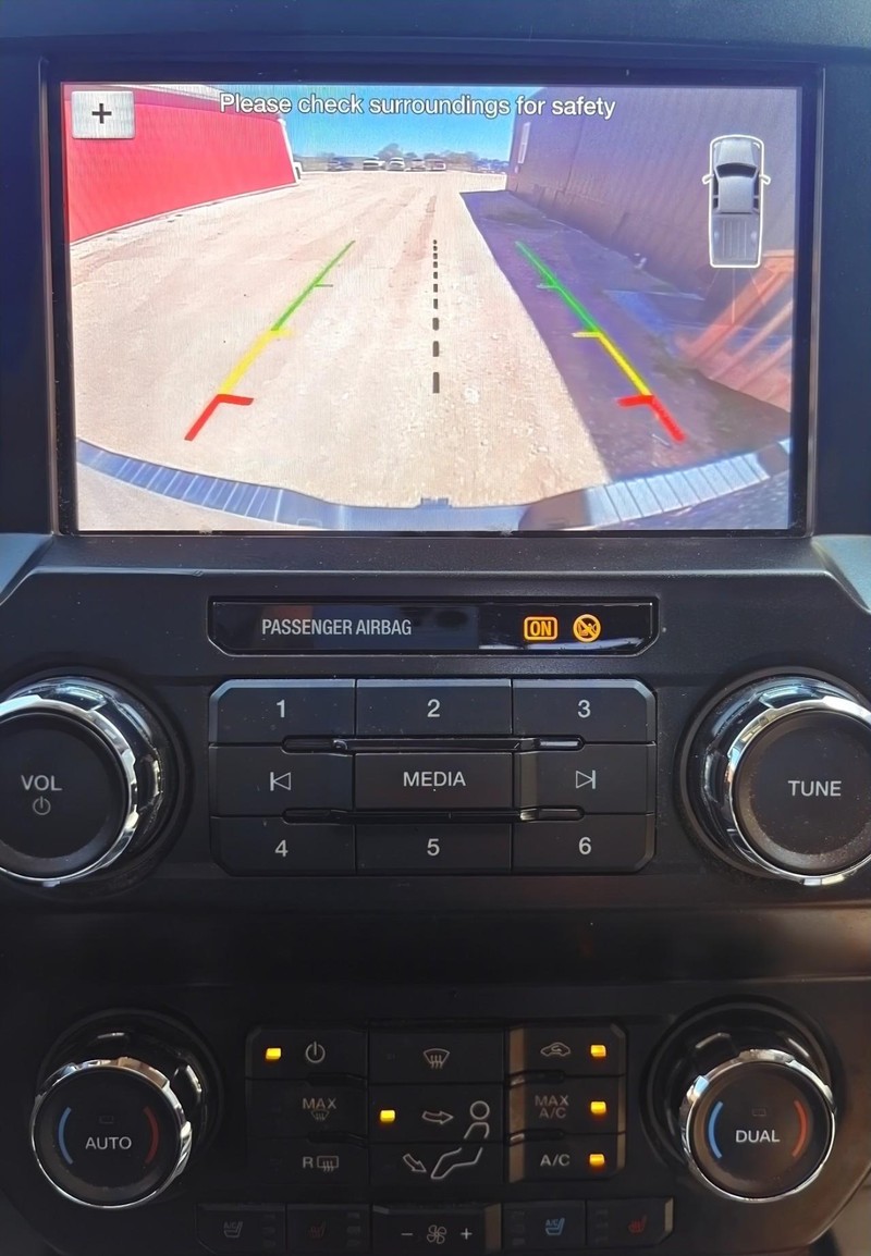 Ford Super Duty F-350 DRW Vehicle Full-screen Gallery Image 11