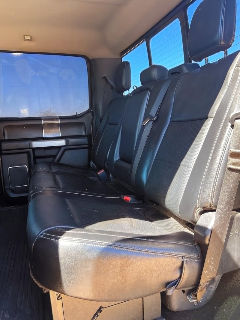 Ford Super Duty F-350 DRW Vehicle Full-screen Gallery Image 17