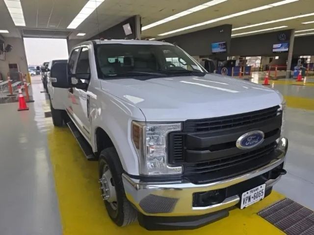 Ford Super Duty F-350 DRW Vehicle Full-screen Gallery Image 02