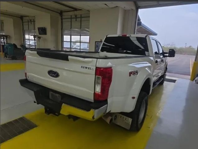 Ford Super Duty F-350 DRW Vehicle Full-screen Gallery Image 03