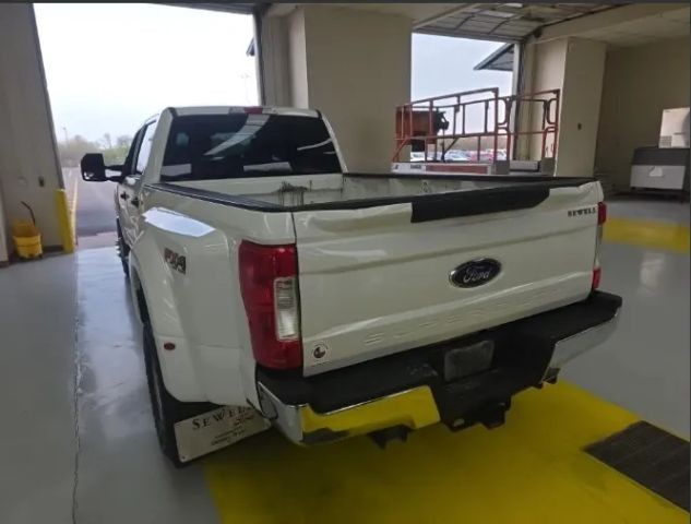 Ford Super Duty F-350 DRW Vehicle Full-screen Gallery Image 04