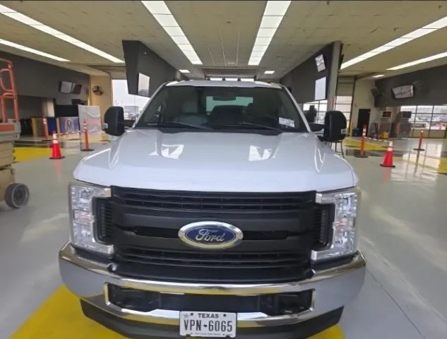 Ford Super Duty F-350 DRW Vehicle Full-screen Gallery Image 05