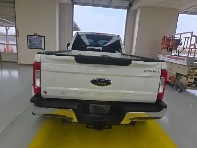 Ford Super Duty F-350 DRW Vehicle Full-screen Gallery Image 06