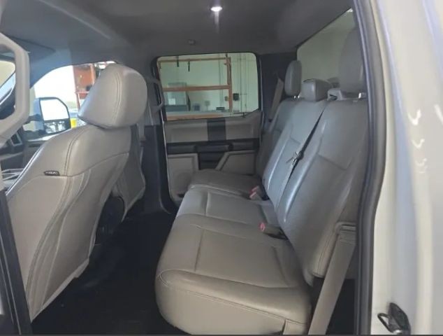 Ford Super Duty F-350 DRW Vehicle Full-screen Gallery Image 09