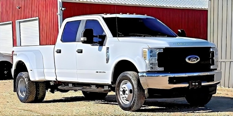 Ford Super Duty F-350 DRW Vehicle Full-screen Gallery Image 02