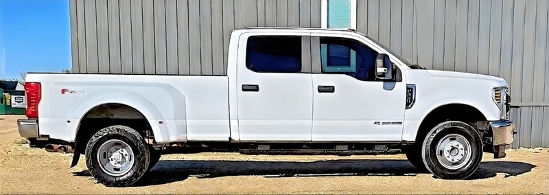 Ford Super Duty F-350 DRW Vehicle Full-screen Gallery Image 03