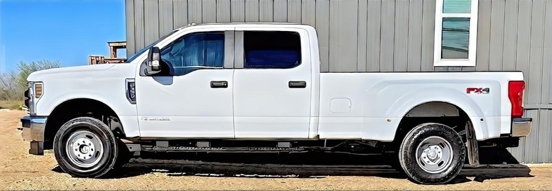 Ford Super Duty F-350 DRW Vehicle Full-screen Gallery Image 04