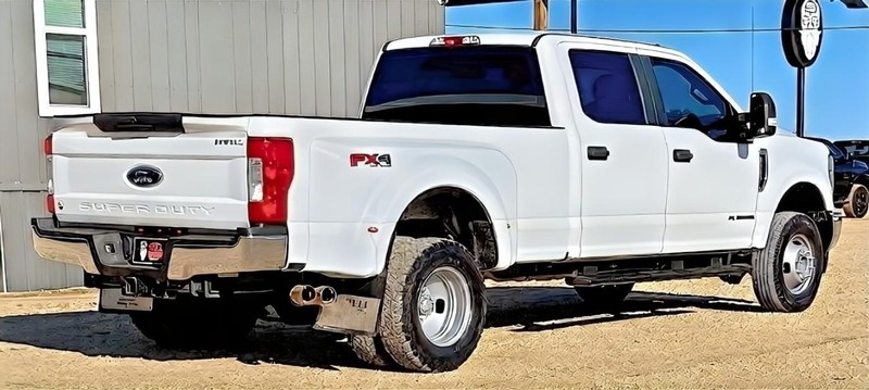 Ford Super Duty F-350 DRW Vehicle Full-screen Gallery Image 05
